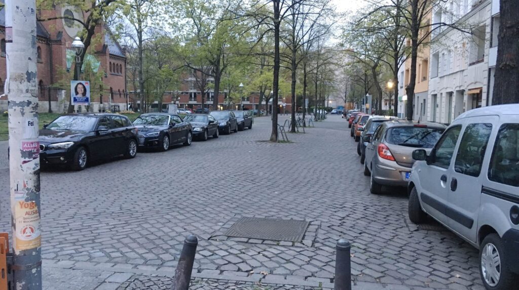 Autos parken in der Fußgängerzone