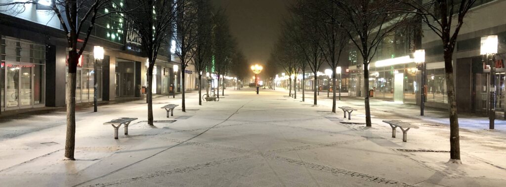 Wilmersdorfer Straße mit frischer Schneedecke.