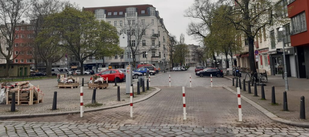 Krumme Straße am Feiertagmorgen.