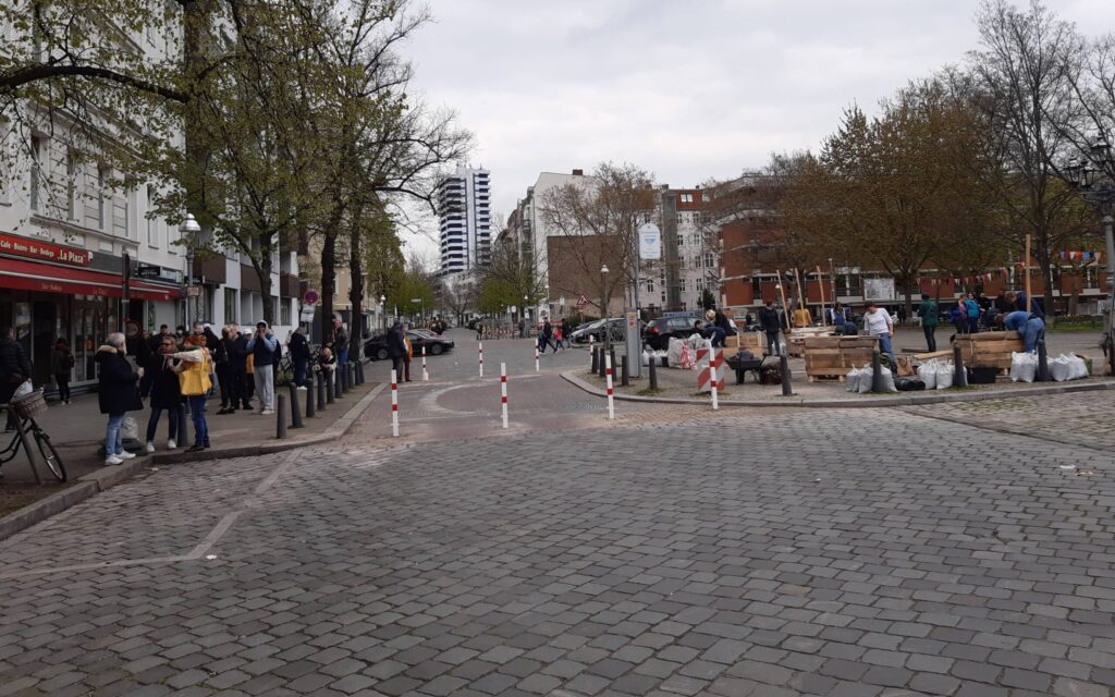 Leute vor der Fußgängervorstreckung an der Krumme Straße 38/39, 10627 Berlin.