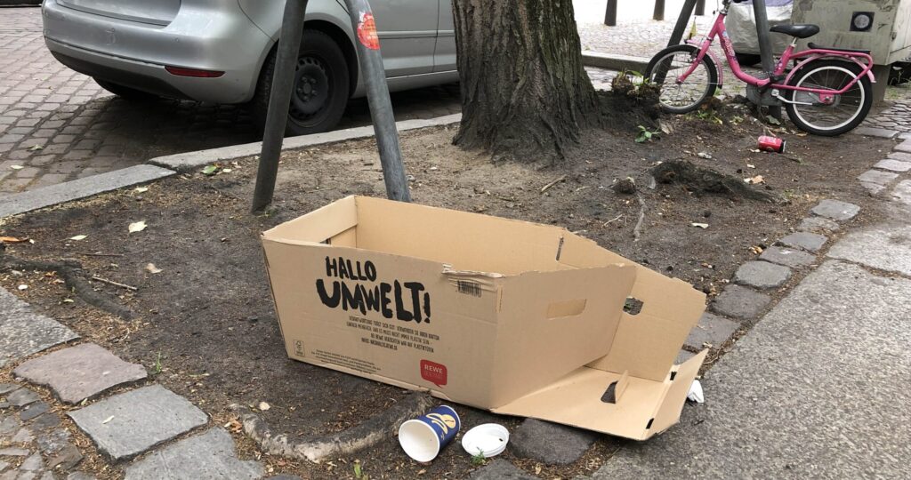 Müll an Baumscheibe