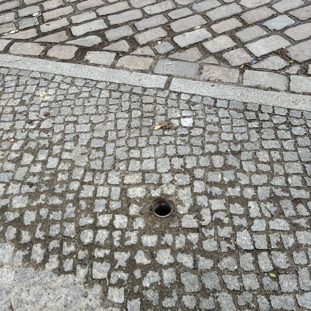 Fußgängerzonenschild fehlt.
