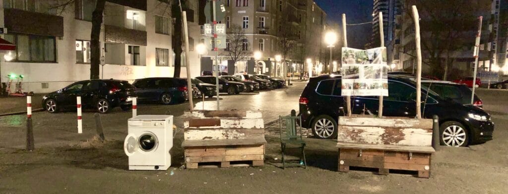 Eine (defekte) Waschmaschine wurde zu den Hochbeetbänken auf den Appendix des Karl-August-Platz an der Krumme Straße gestellt.