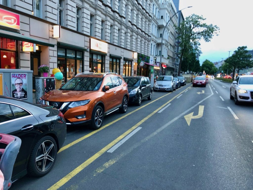 zugeparkter Radstreifen auf der Kantstraße