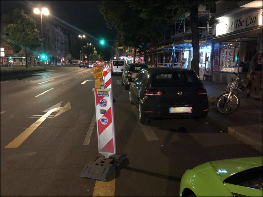 7 Fahrzeuge versperren den Popup-Radweg auf der Kantstraße komplett.