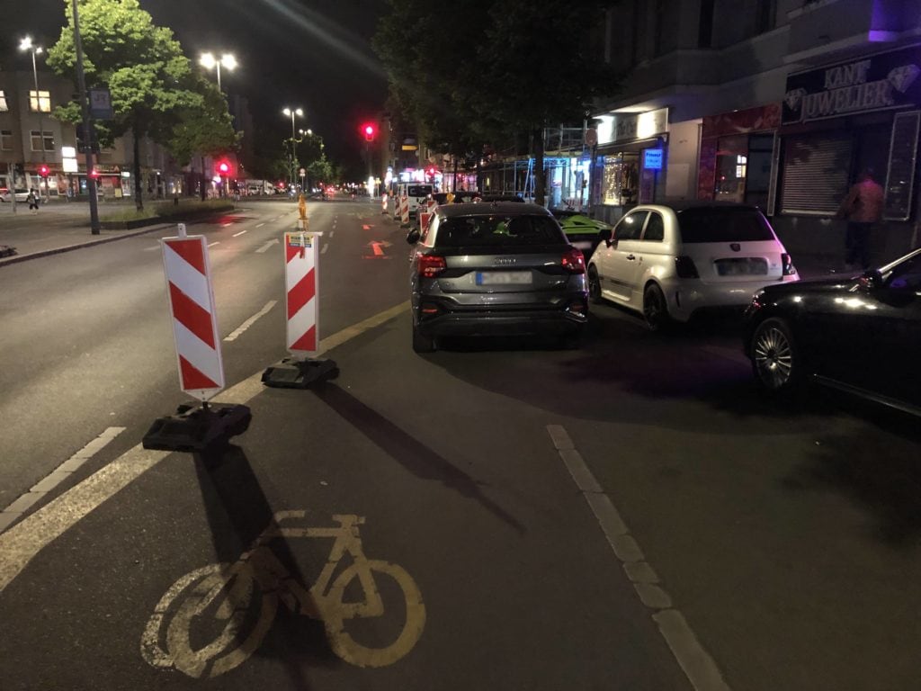 7 Fahrzeuge versperren den Popup-Radweg auf der Kantstraße komplett.