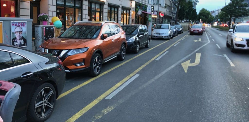 7 Kfz stehen auf dem Radweg.