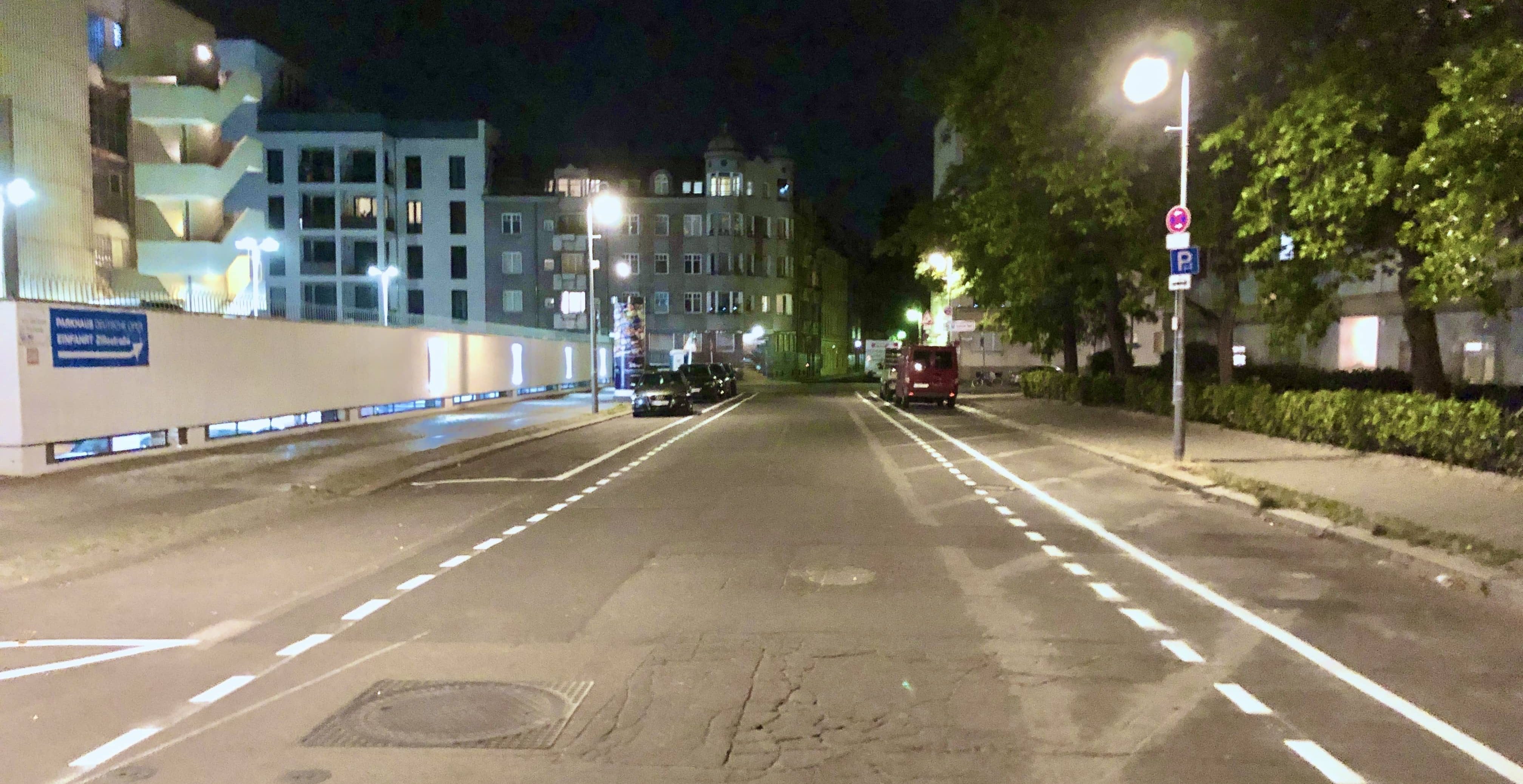 Die Fahrradstraße Krumme Straße an der dt. Oper bei Nacht.