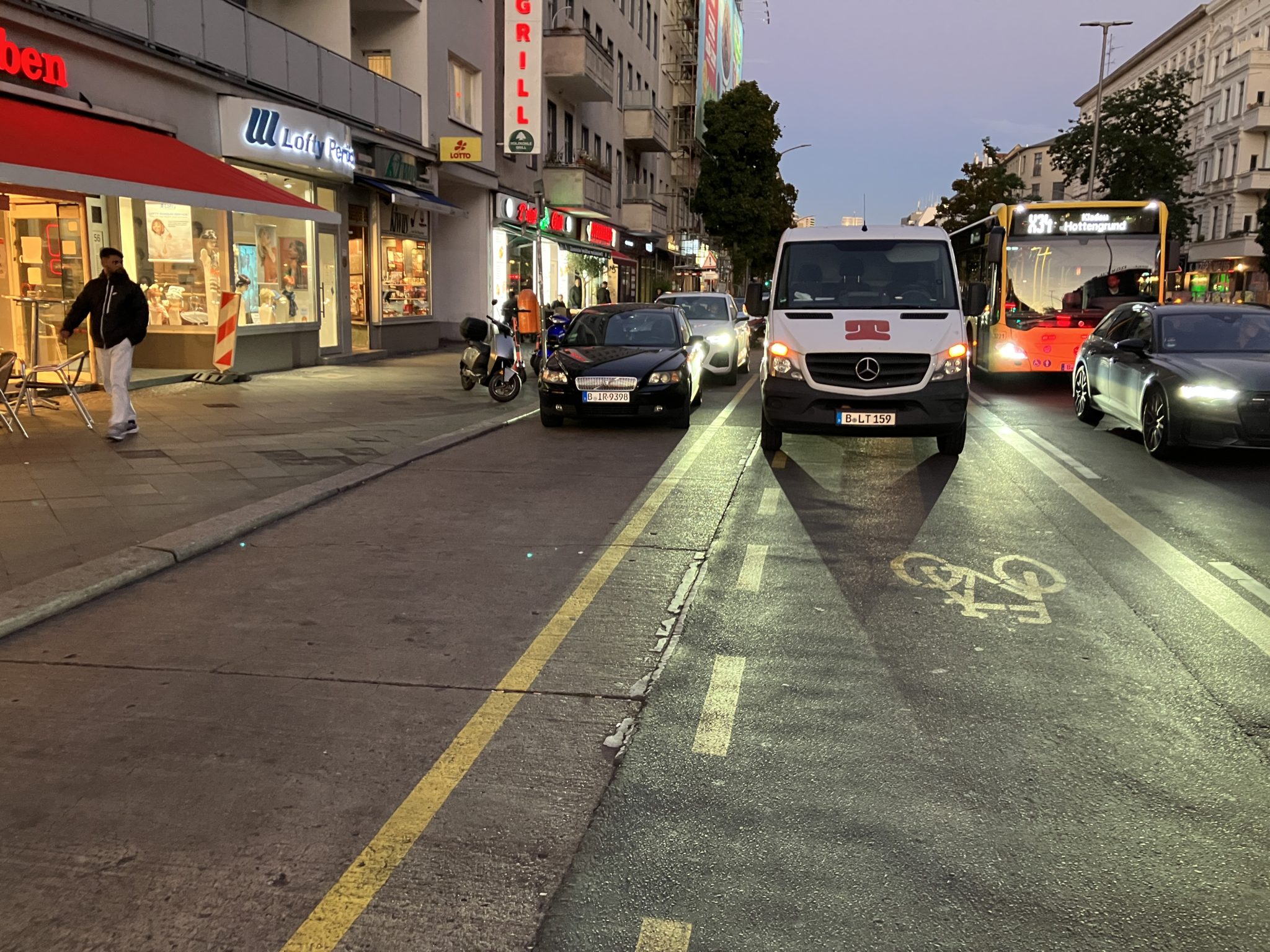 Ein Lieferwagen steht auf dem Radweg.