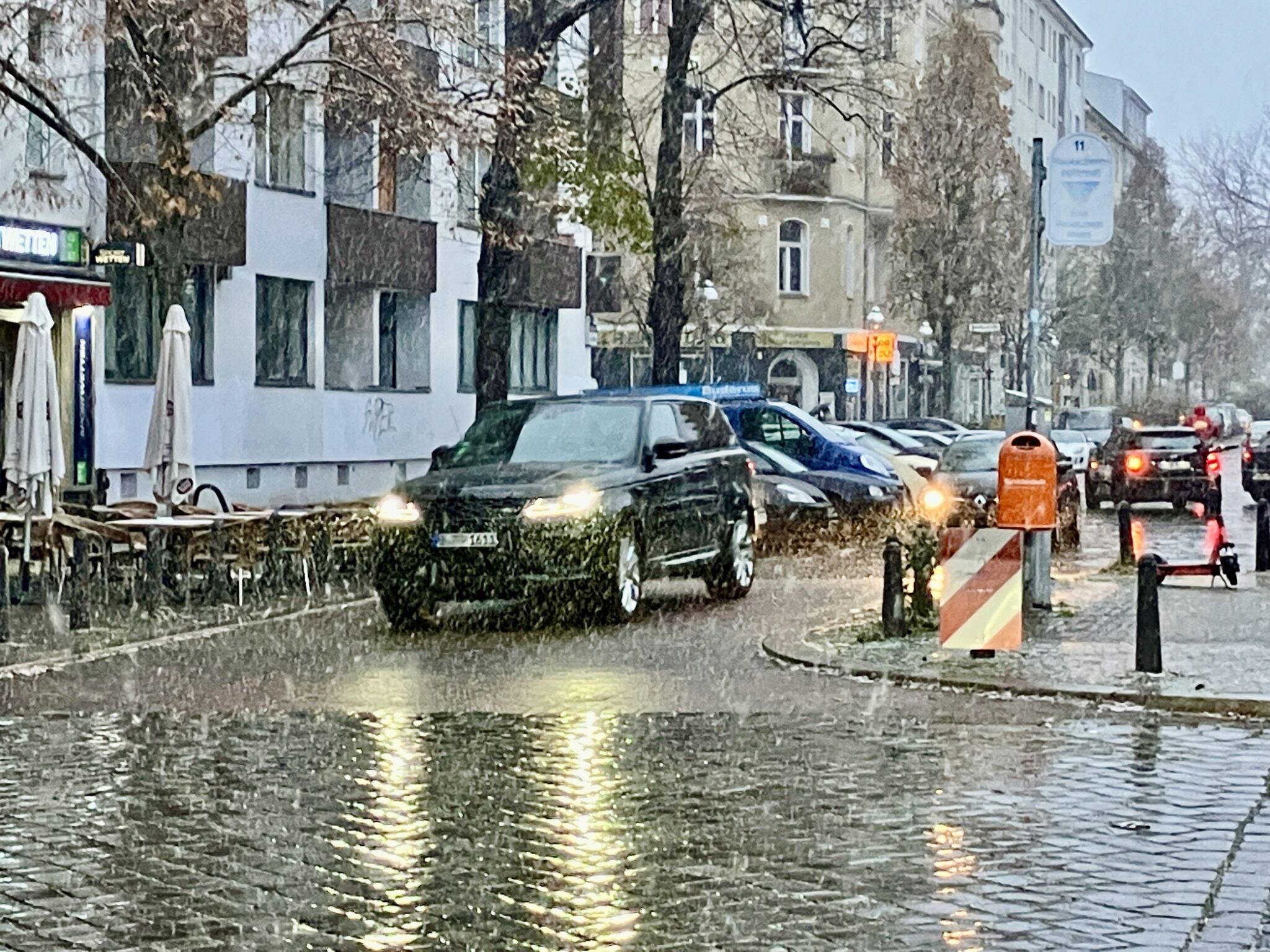 SUV rast durch die Krumme Straße.