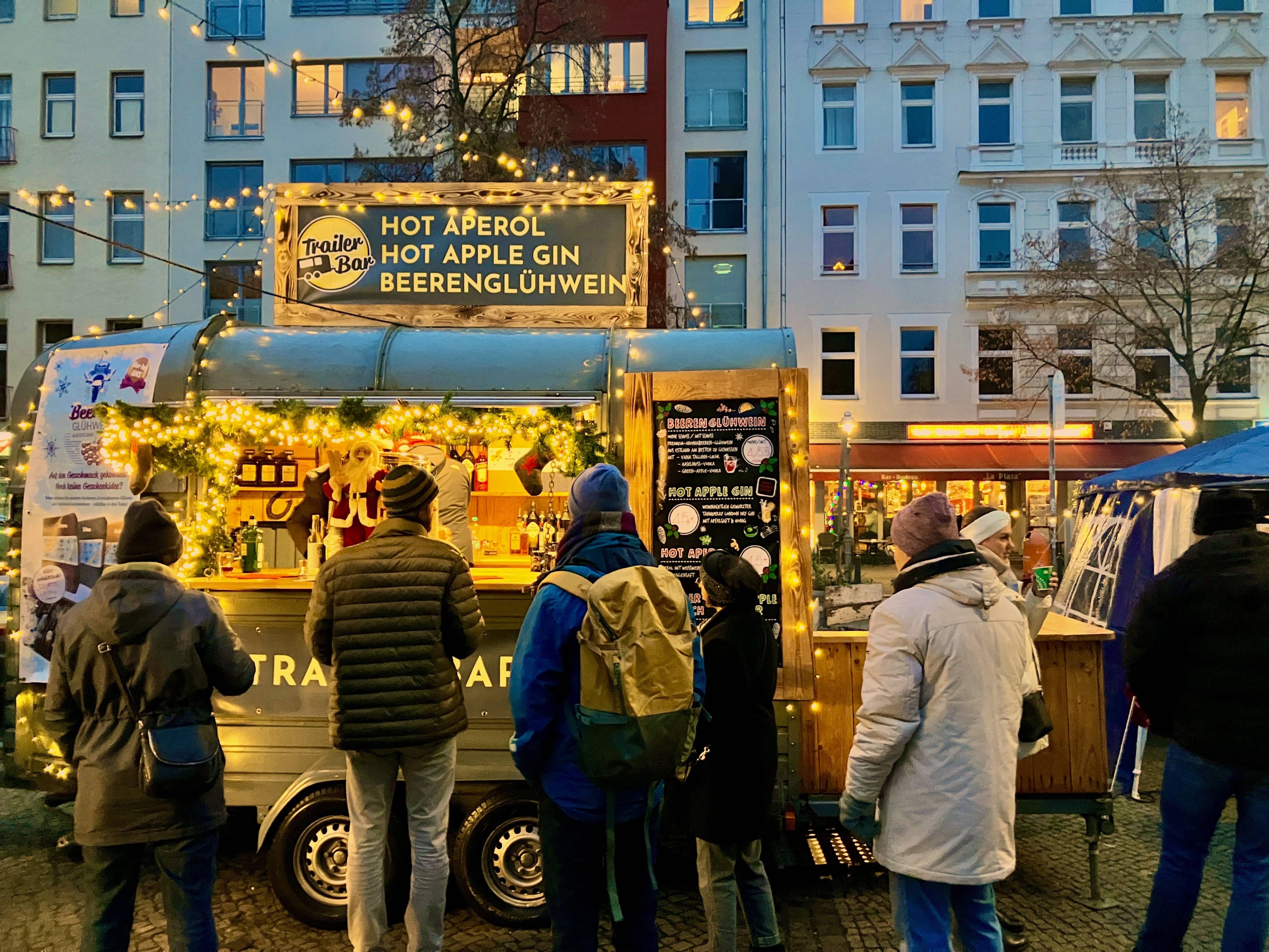 Die gemütliche „TrailerBar“ ist einer der vielen Stände auf dem Weihnachtsmarkt am Karl-August-Platz. 
