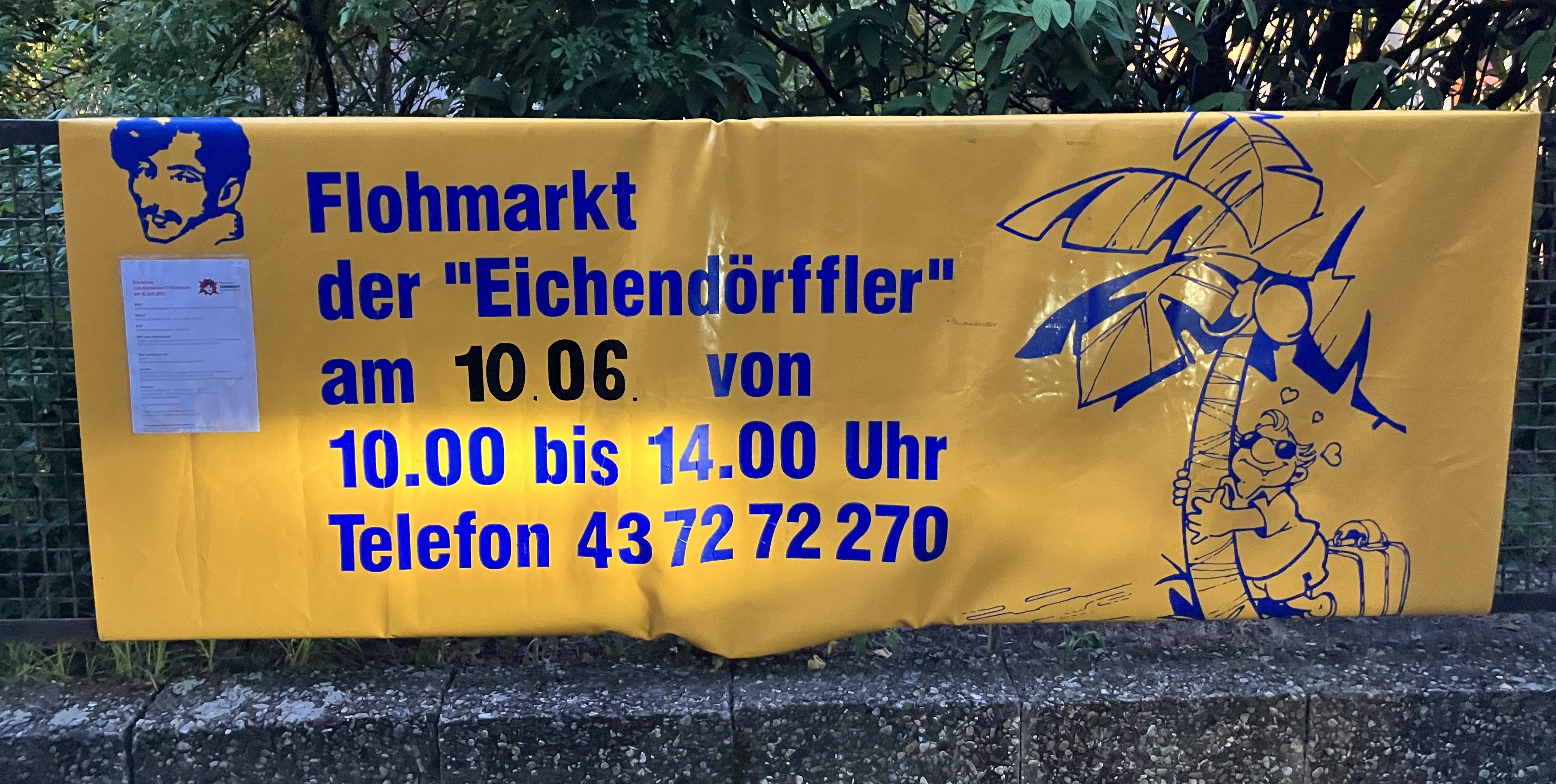 Flohmarkt-Banner am Schulzaun