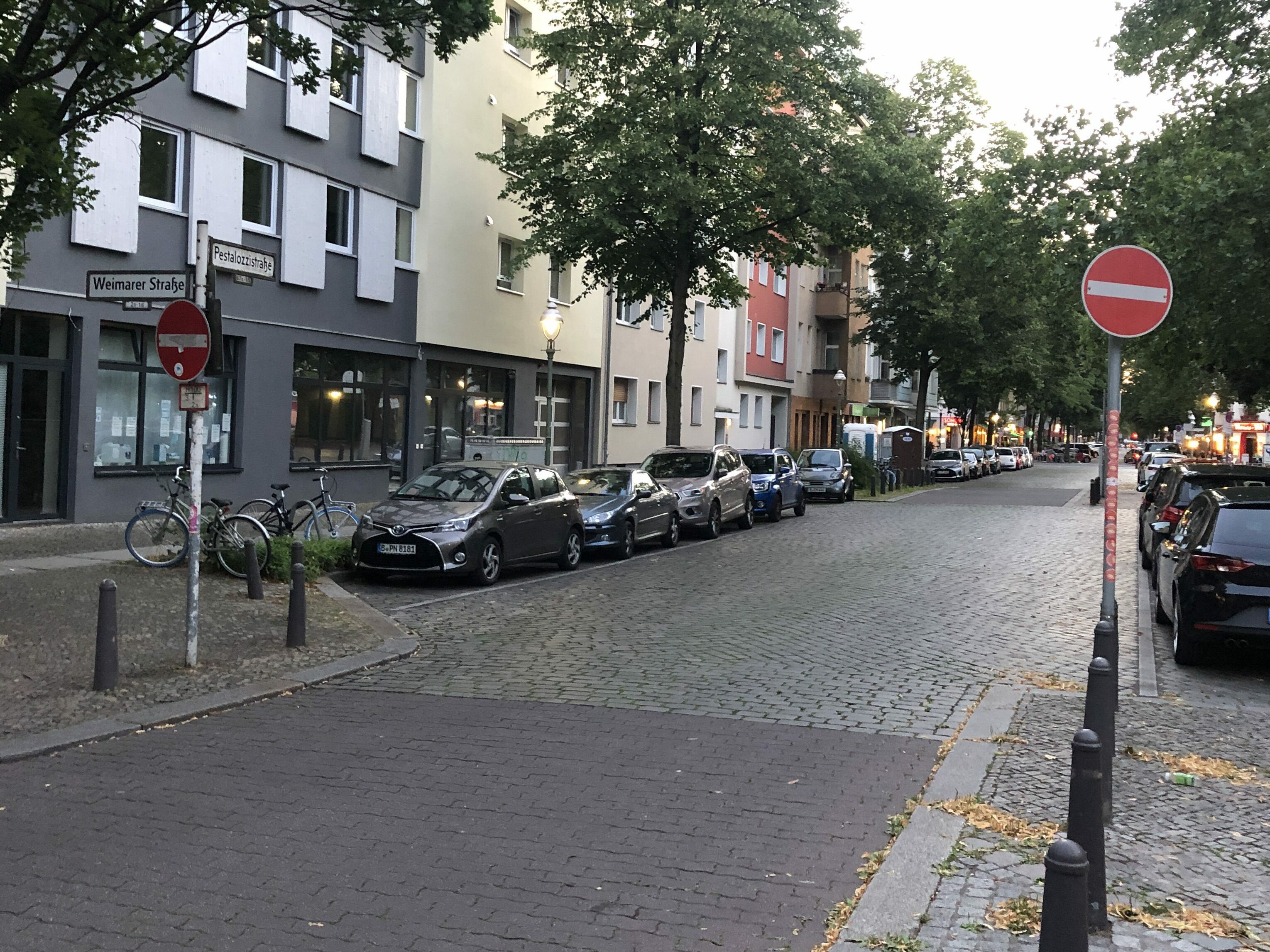 An der Kreuzung Pestalozzistraße und Weimarer Straße stehen zwei Einfahr-Verboten-Schilder. Soll man sich danach richten? Ortskundige wissen, dass die Schilder vergessen wurden. 