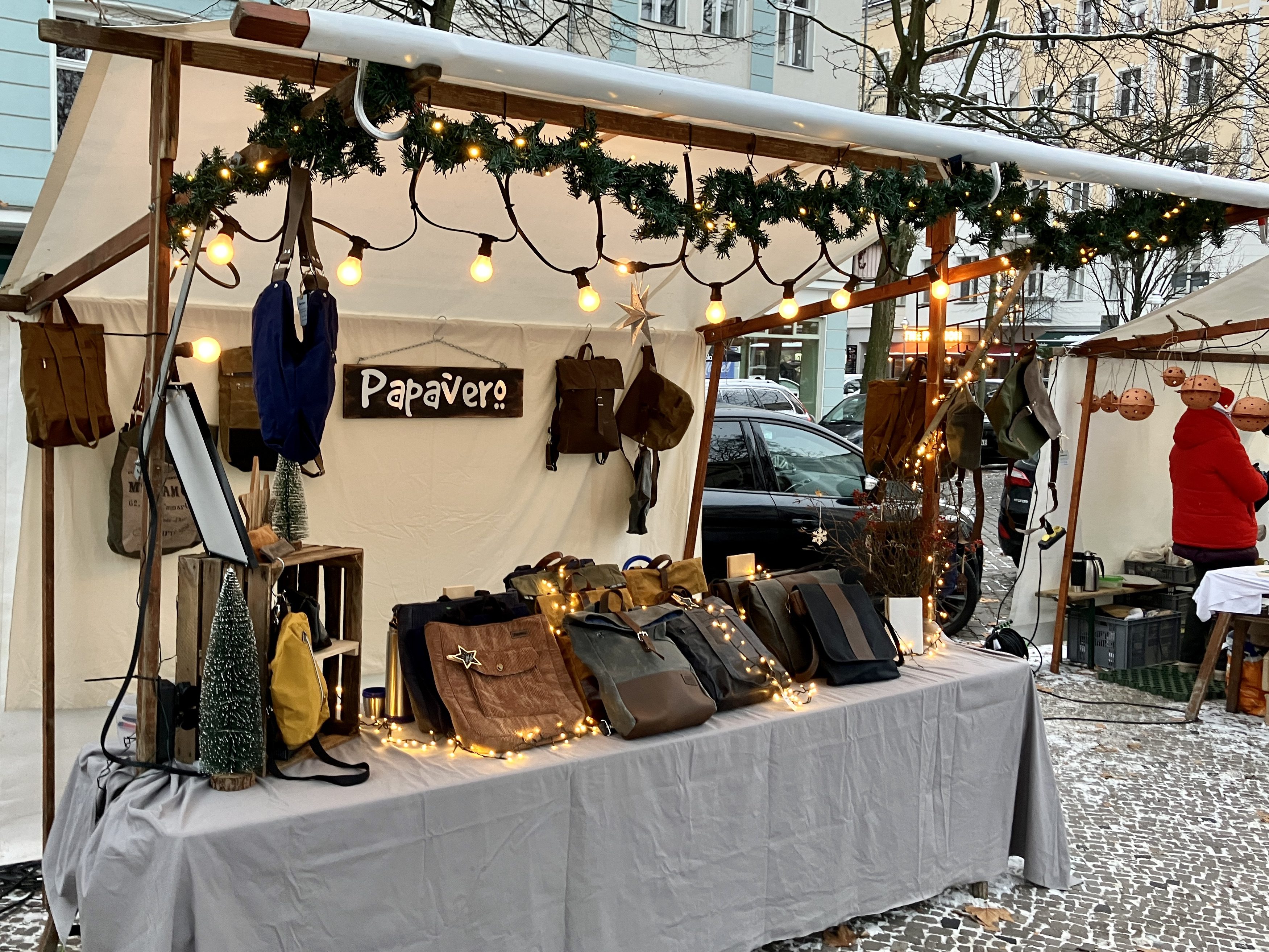 Weihnachtsmarktstand „Papavero Taschen“. 