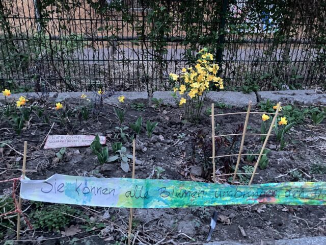 Ein handgemachtes Banner mit Text auf den frisch bepflanzten Hochbeeten vor dem Spielhaus, Sesenheimer Straße.