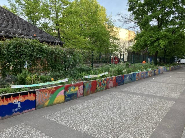 Blumenbeete am Spielhaus in der autofreien „Spielstraße“ Sesenheimer Straße.