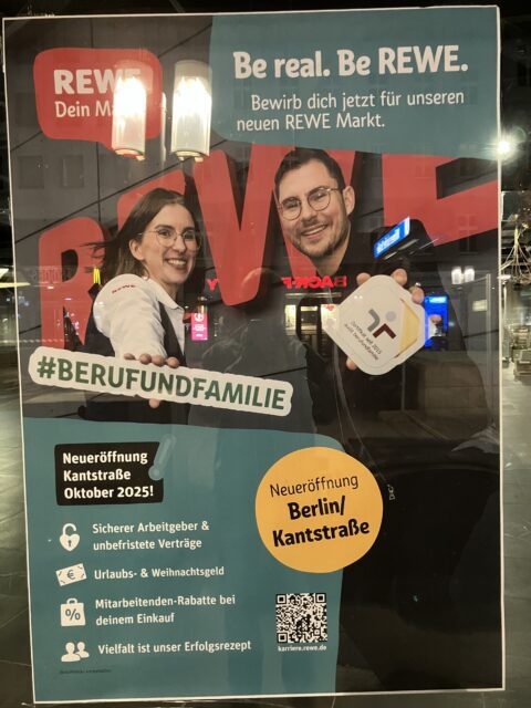 Rewe wirbt um Personal für den neuen Markt an der Ecke Kantstraße und Wilmersdorfer Straße, der im Oktober eröffnet werden soll.