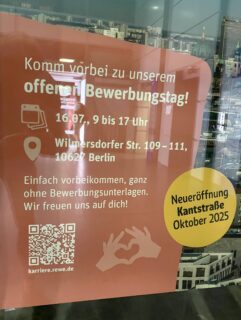 Plakat für den Bewerbungstag von Rewe für die neue Filiale in der Wilmersdorfer Straße (KantCenter) ab Ende 2025.