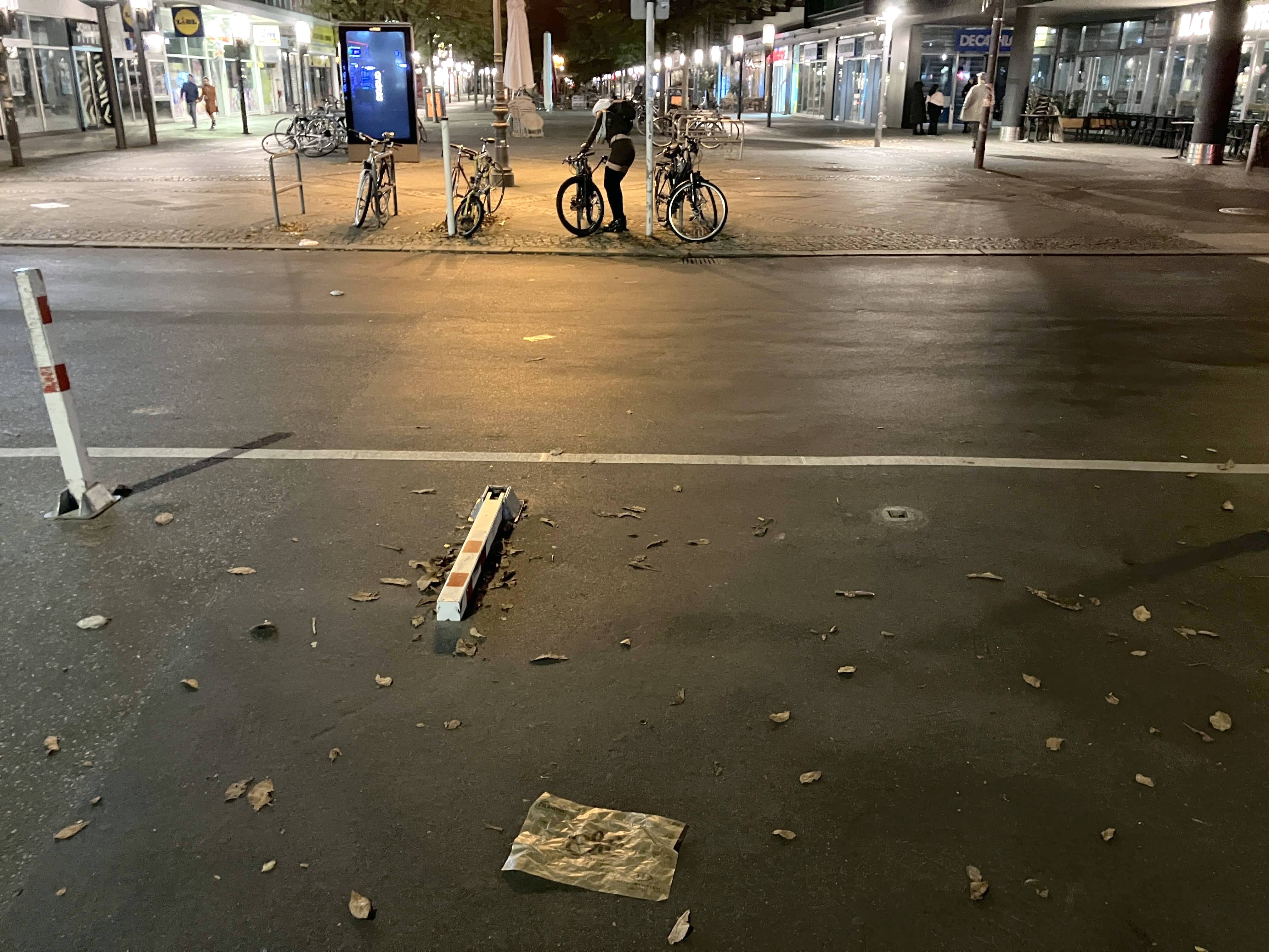 Erweiterung der Fußgängerzone Wilmersdorfer Straße, Ecke Schillerstraße: Ein umklappbarer Poller wurde nicht wieder aufgestellt und ein herrausziehbarer ist gleich ganz verschwunden. 