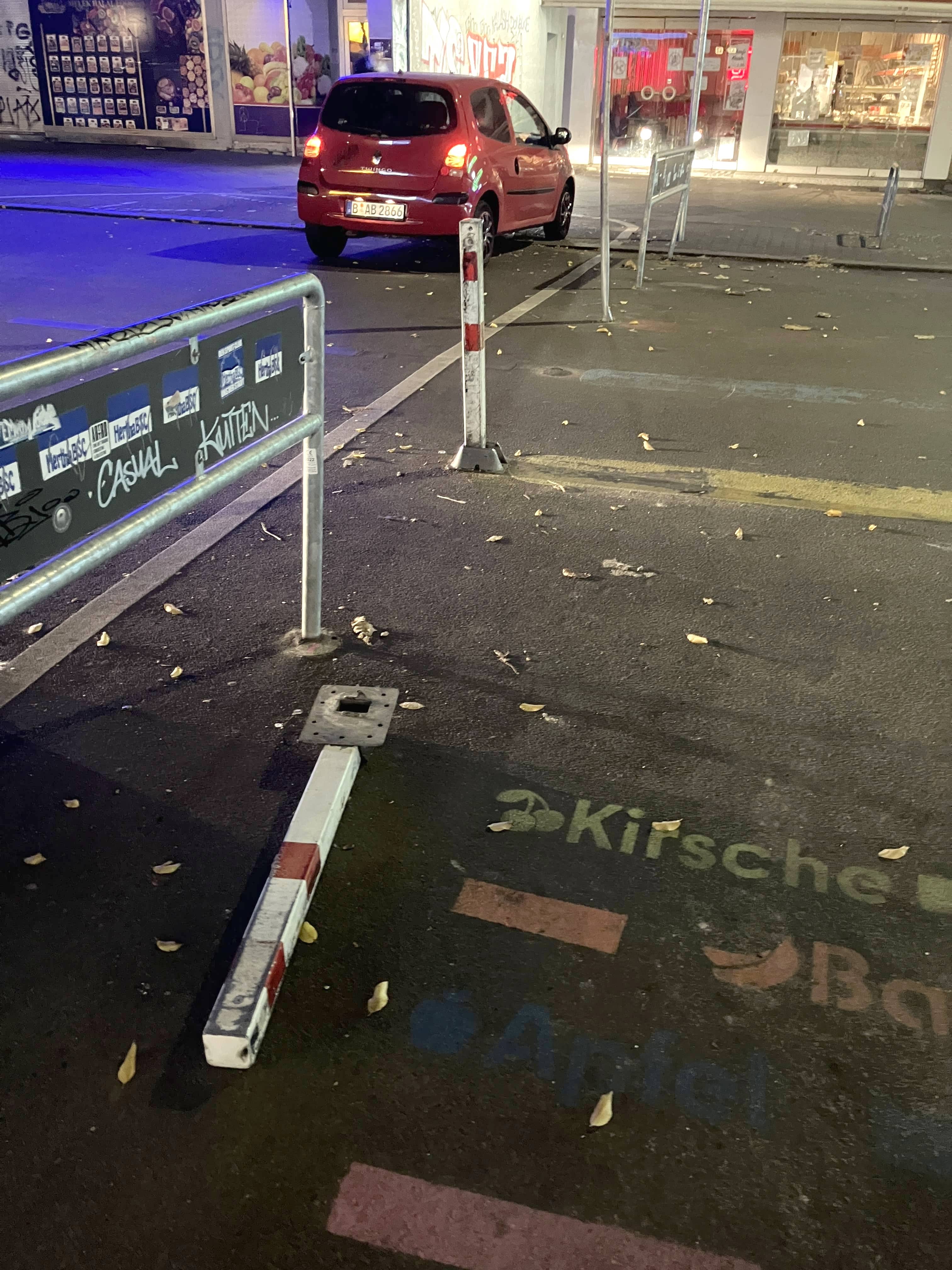 Erweiterung der Fußgängerzone Wilmersdorfer Straße: Ein Poller hat sich inklusive Befestigungsplatte vom Boden gelöst. 