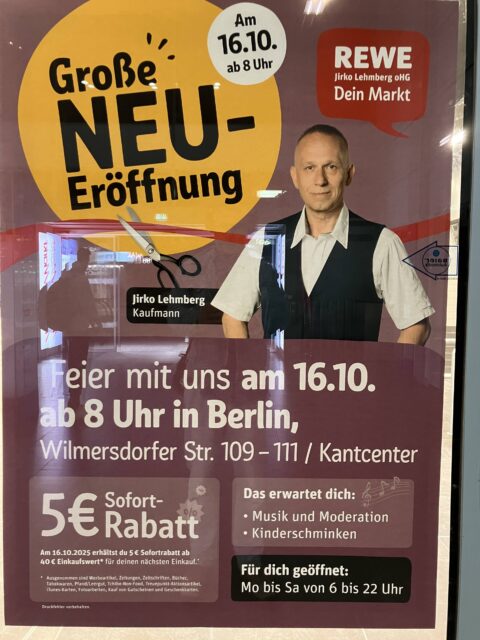 Eröffnungs-Plakat für den 16.10.25 des neuen Rewe im Kant-Center: im Fokus Jirko Lehmberg, Kaufmann.