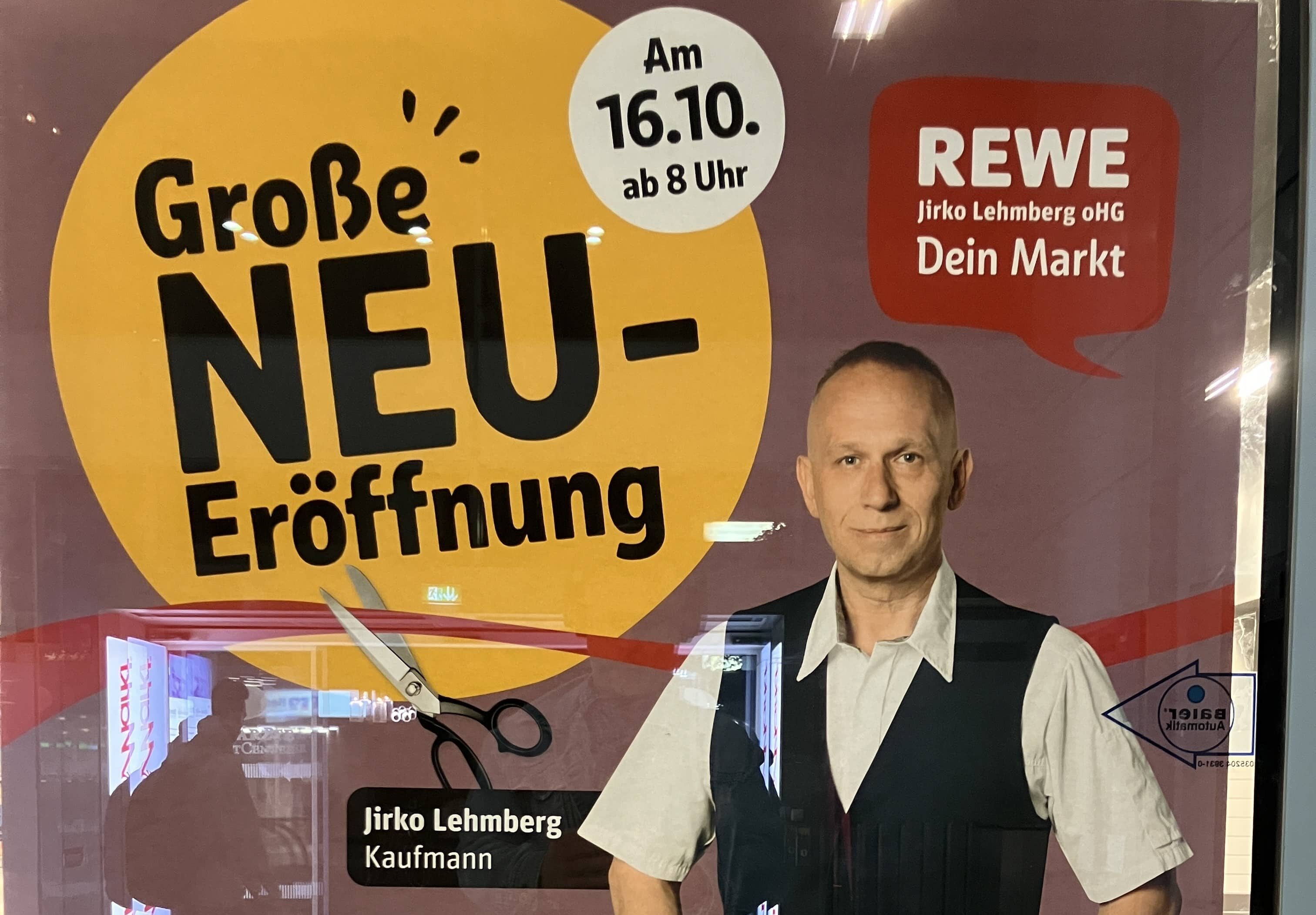 Eröffnungs-Plakat für den 16.10.25 des neuen Rewe im Kant-Center: im Fokus Jirko Lehmberg, Kaufmann.