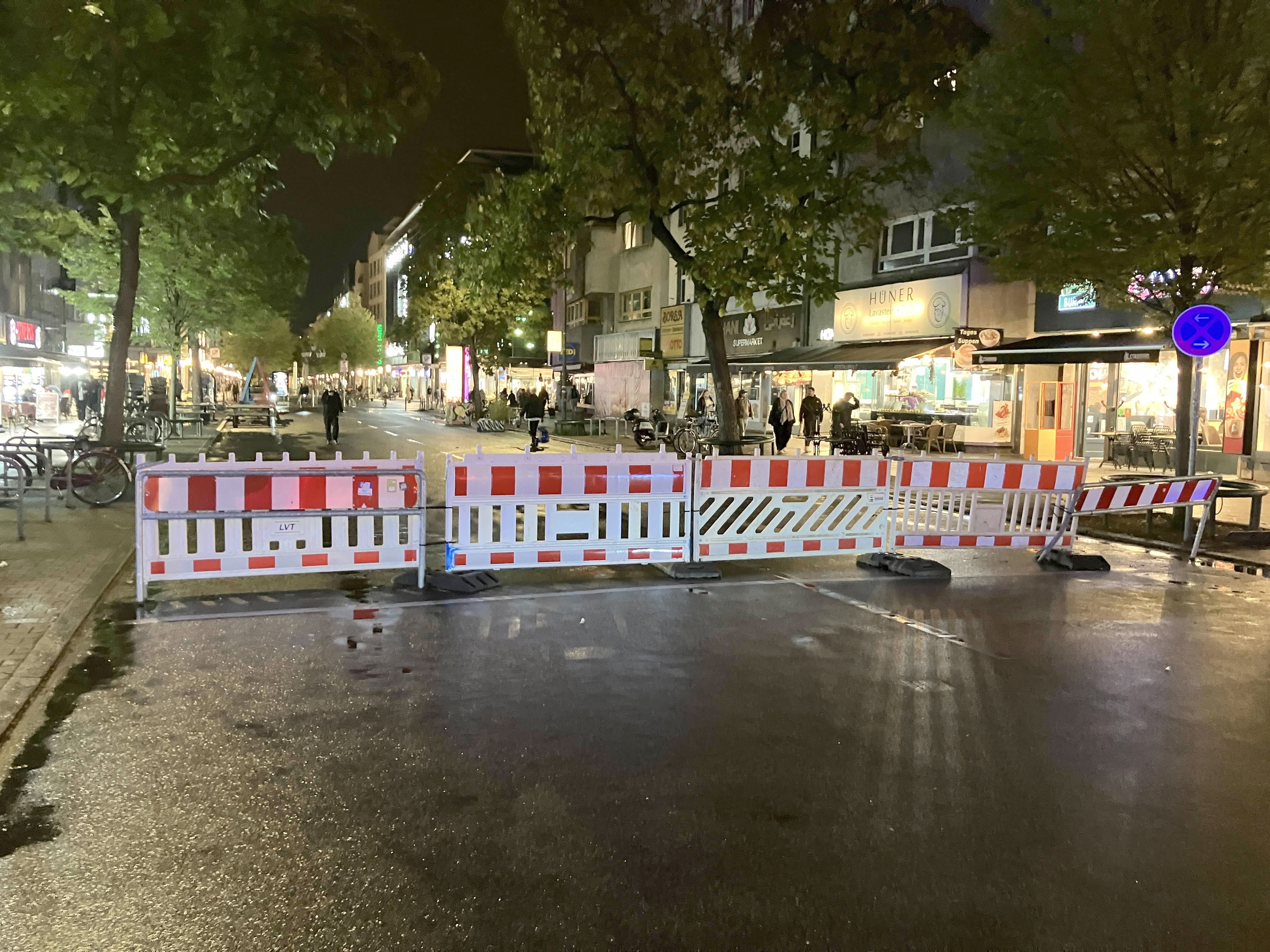Die Verlängerung der Fußgängerzone ist nach dem Diebstahl von Pollern und der Zerstörung des Verkehrszeichens „Fußgängerzone“ nun provisorisch mit mobilen Baustellenzäunen abgesperrt.