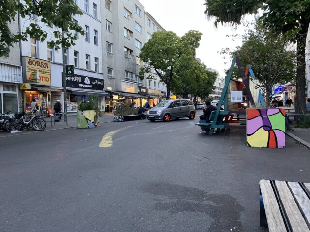 Ein Pkw kommt durch die Fußgängerzone gefahren.