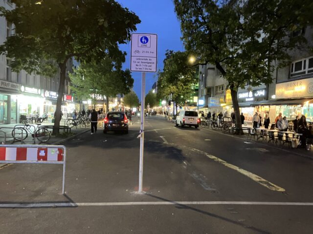 2 Fahrzeuge fahren durch die Fußgängerzone.