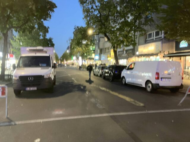 4 Fahrzeuge parken in der Fußgängerzone.