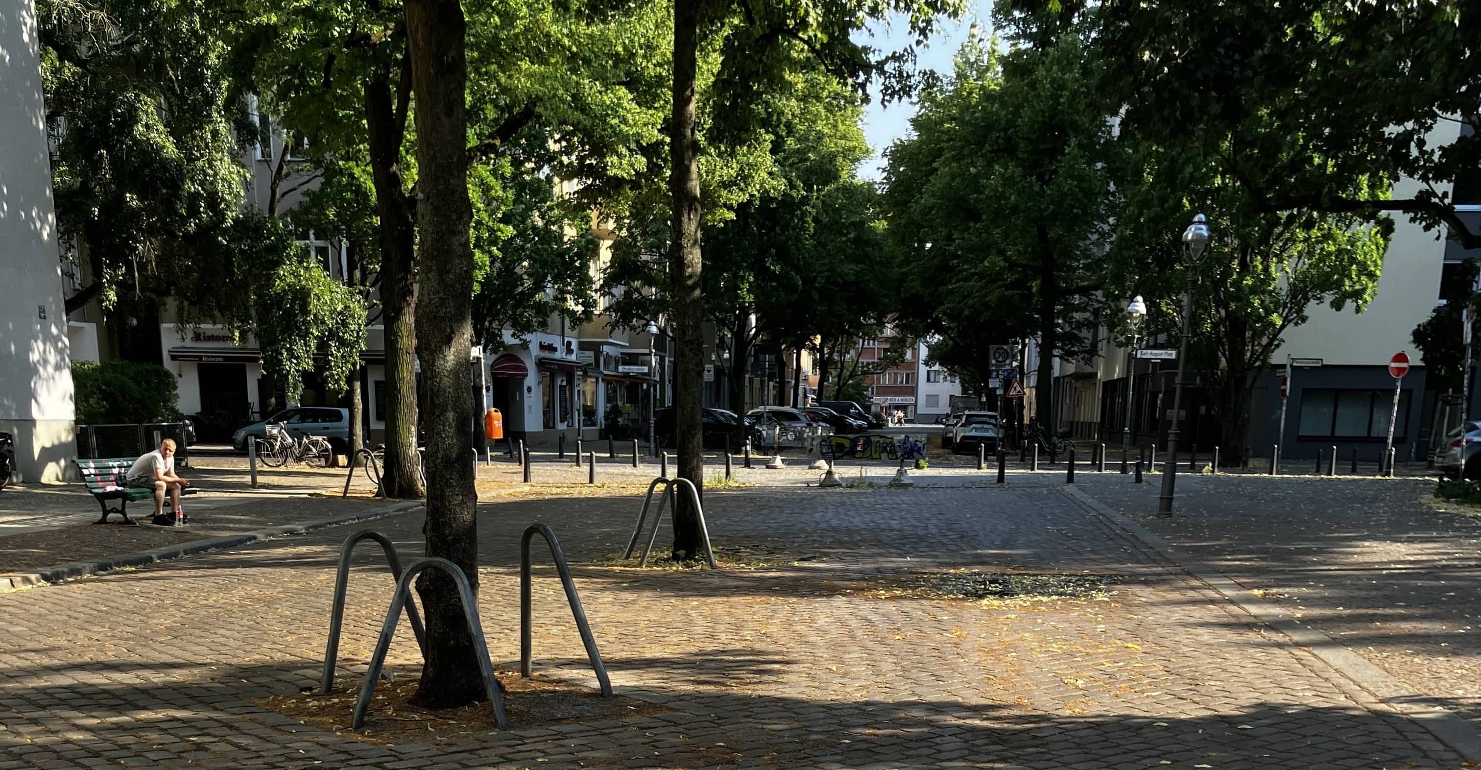 Sonne und Schatten auf der Weimarer Straße.