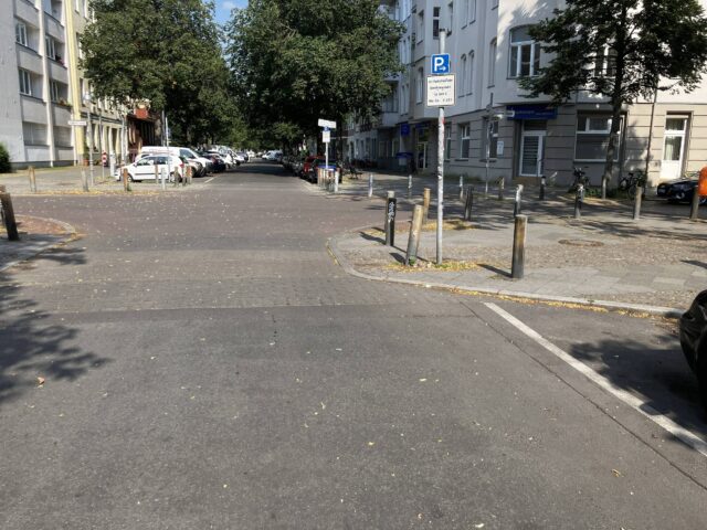 Kreuzung Krumme Straße und Schillerstraße in der Sonne.